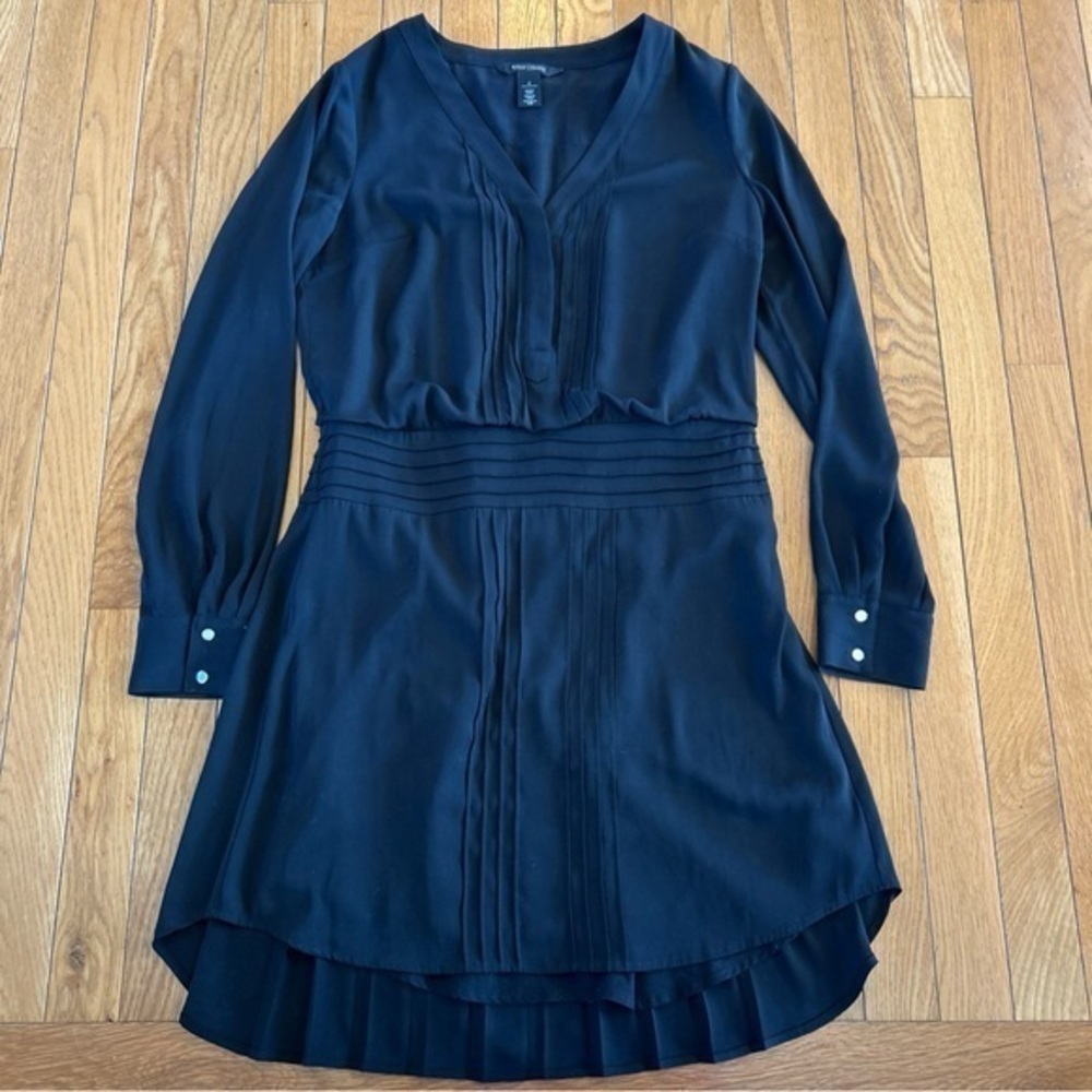 White House Black Market Long Sleeve Dress Pleated Lined V-Neck Women’s Size 4